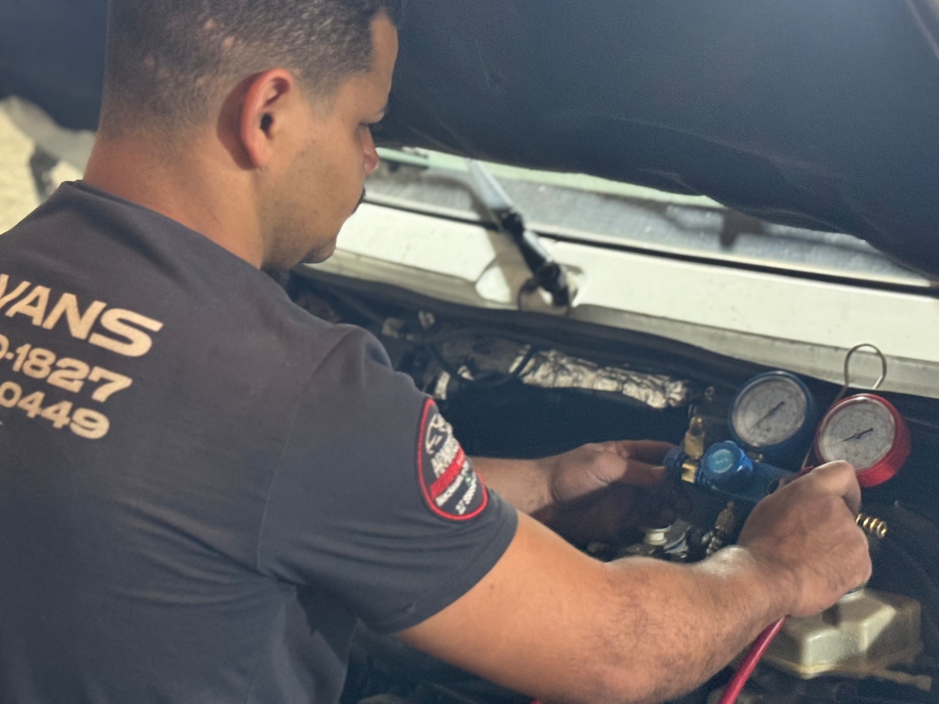 Técnico Ari Vans realizando serviço em van Mercedes-Benz Sprinter