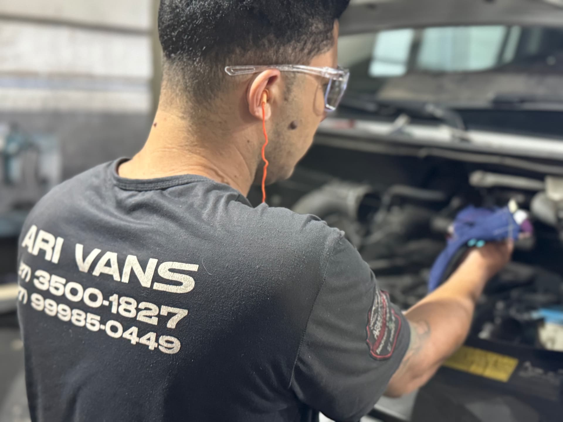 Equipe Ari Vans trabalhando em van Mercedes-Benz Sprinter