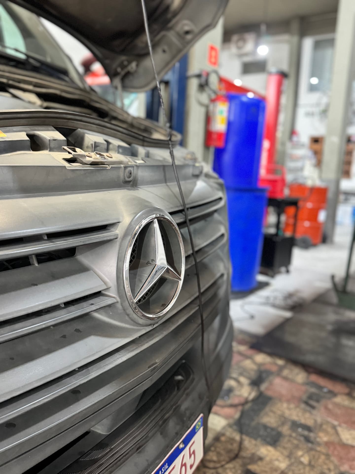 Frente de van Mercedes-Benz Sprinter em manutenção na Ari Vans