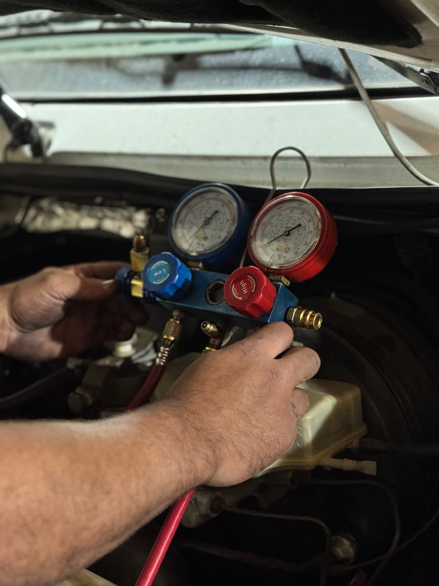 Manutenção de ar-condicionado em van Mercedes-Benz Sprinter